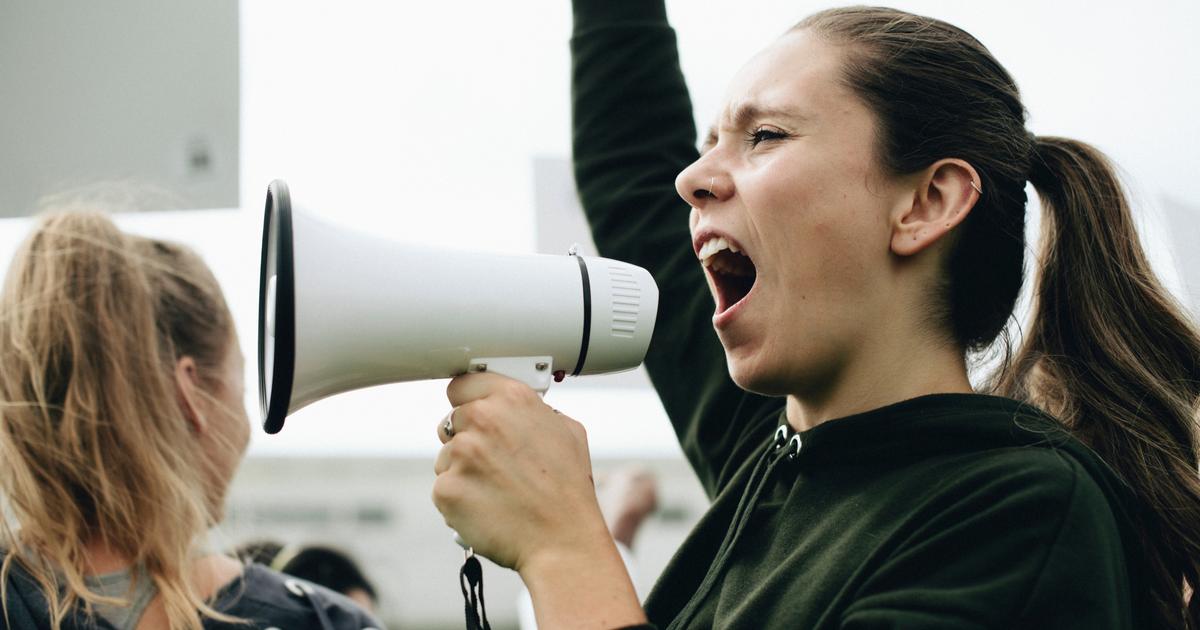 Blocages, feux de poubelles, tirs de mortier d’artifice… La mobilisation s’intensifie devant les lycées