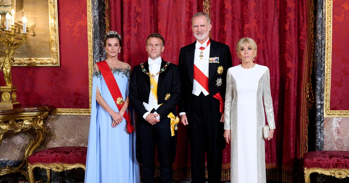 Royal Robe Robe Brigitte Macron et sa longue robe étincelante font sensation au Palais ...