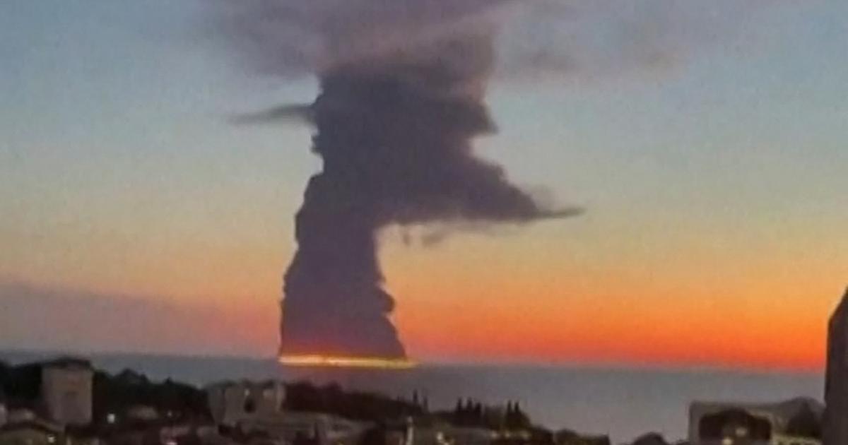 Russie : immense incendie sur un pétrolier au large de Sotchi, après une attaque de drones ukrainiens