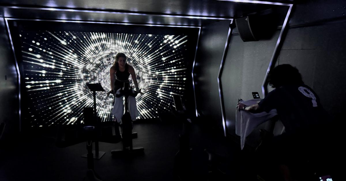 Animations psychédéliques, jeu de son et lumière… Le Figaro a testé le vélo immersif, une nouvelle façon de pédaler pour oublier les efforts