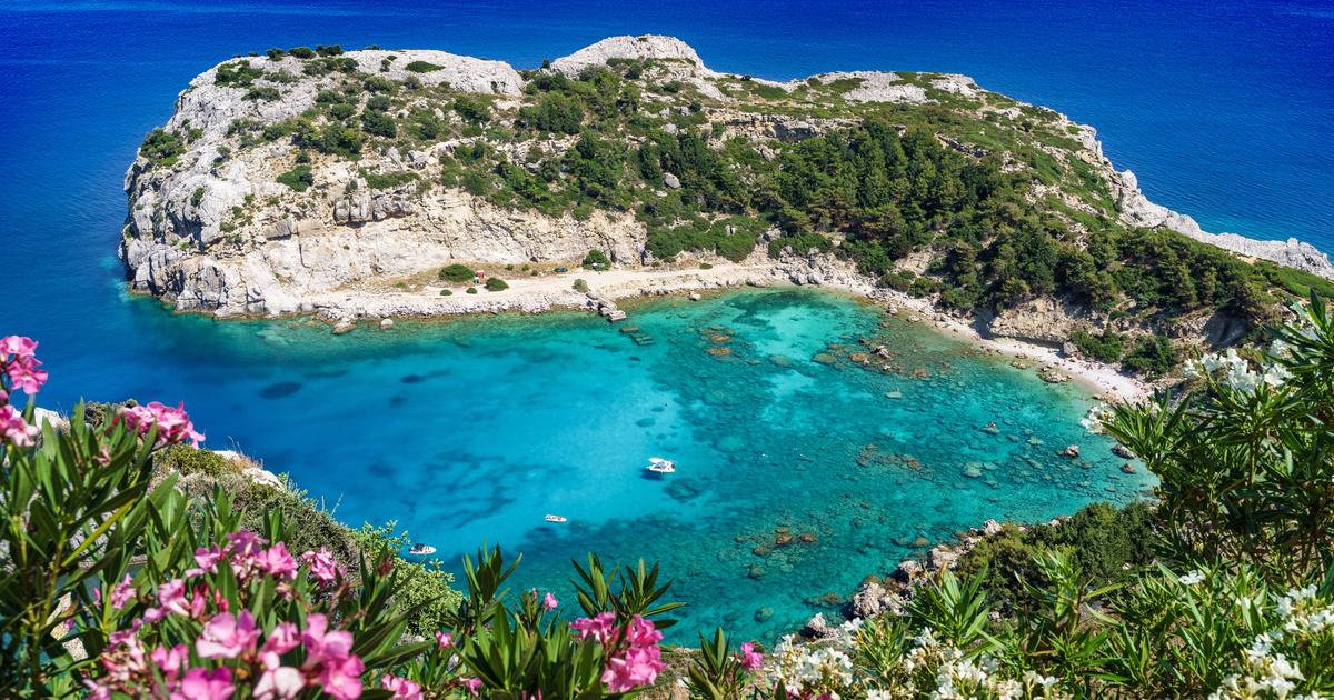 La chute d’un énorme bloc de pierre bloque l’accès à une célèbre plage de Grèce