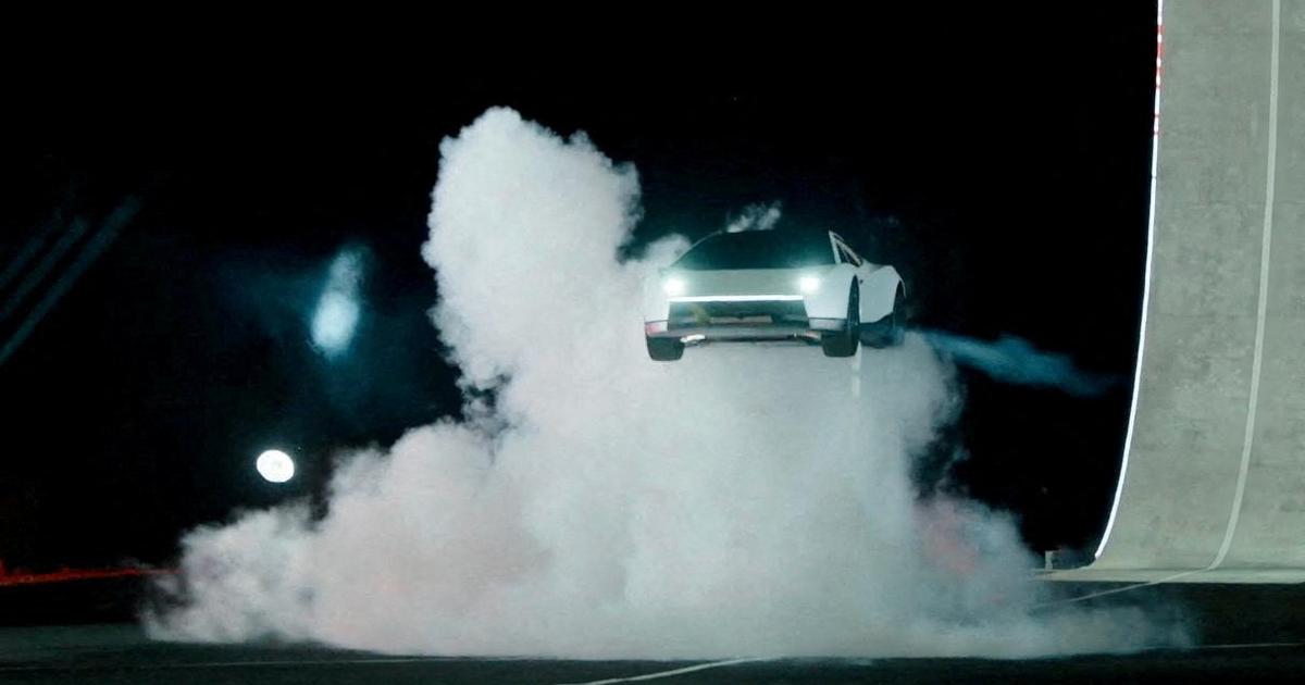 Tesla Roadster : elle vole, elle roule, elle bondit… On vous raconte la folle présentation de la voiture de sport d’Elon Musk