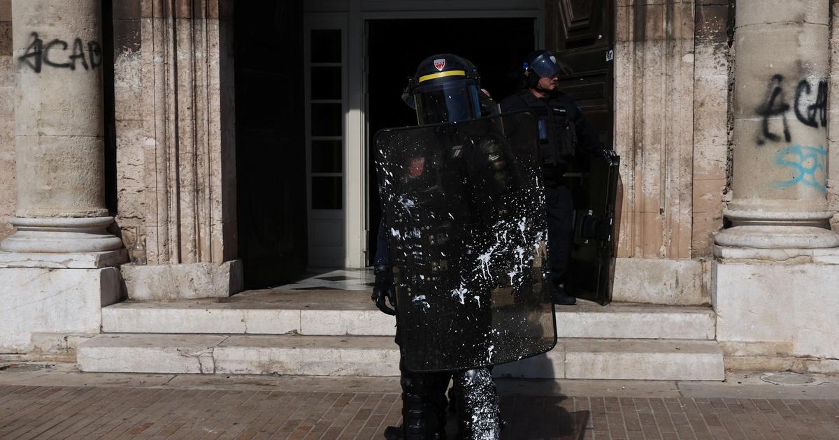«C’est la Révolution, on prend la Bastille» : à Marseille, des manifestants pénètrent brièvement dans le hall de la mairie, un poste de police attaqué