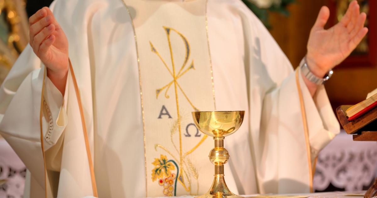 Équateur : un prêtre meurt en pleine messe, écrasé par un grand crucifix
