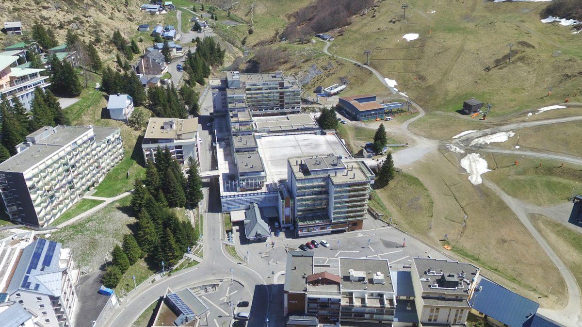 Les résidences du Valentin à Gourette (Pyrénées Atlantiques), un énorme ensemble de près de 2000 lots comprenant logements, commerces, parkings. Au milieu de l’image, la dalle maudite qui menace de s’écrouler.