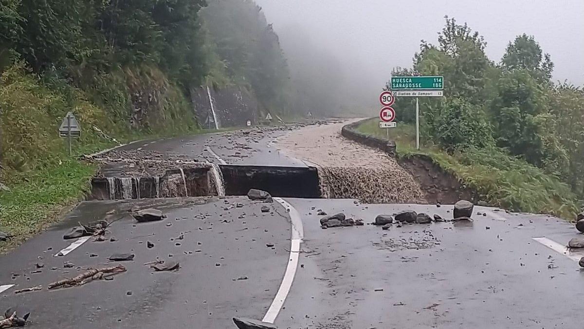 Pyrénées-Atlantiques : une route coupée en deux après de violentes intempéries