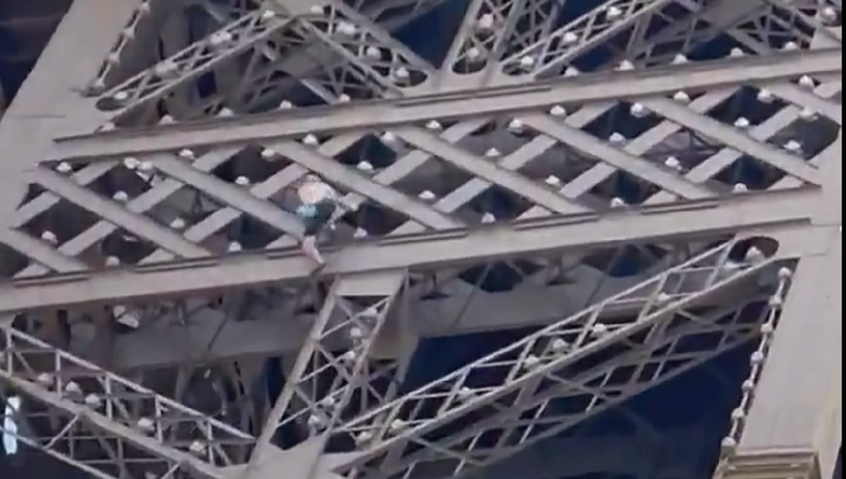 Paris : un homme escalade la tour Eiffel à mains nues