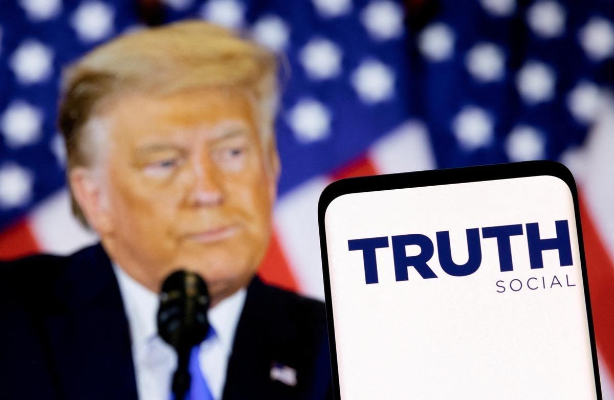 «Un abus scandaleux de la fonction présidentielle» : Trump peut-il monétiser l’accès à ses publications sur Truth Social ?