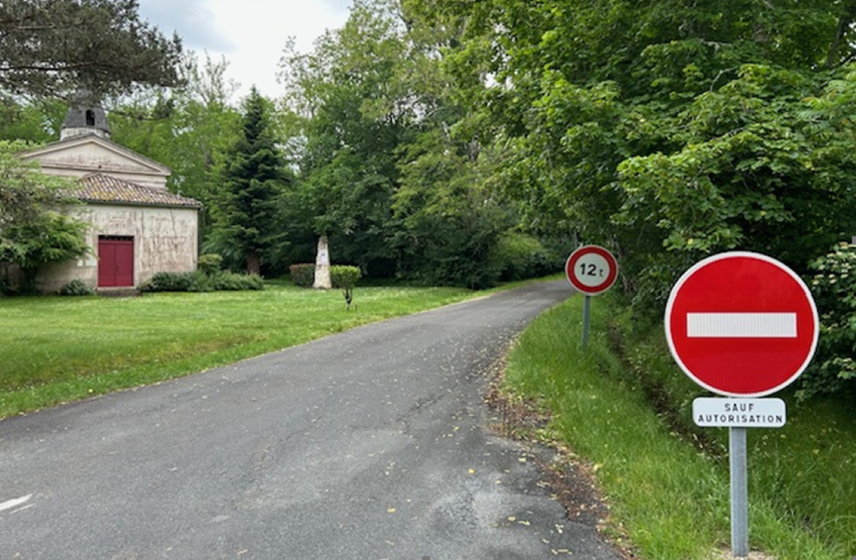 «On nous a arraché les panneaux!» : le maire de Gironde qui voulait interdire aux voitures la traversée de son village fait demi-tour