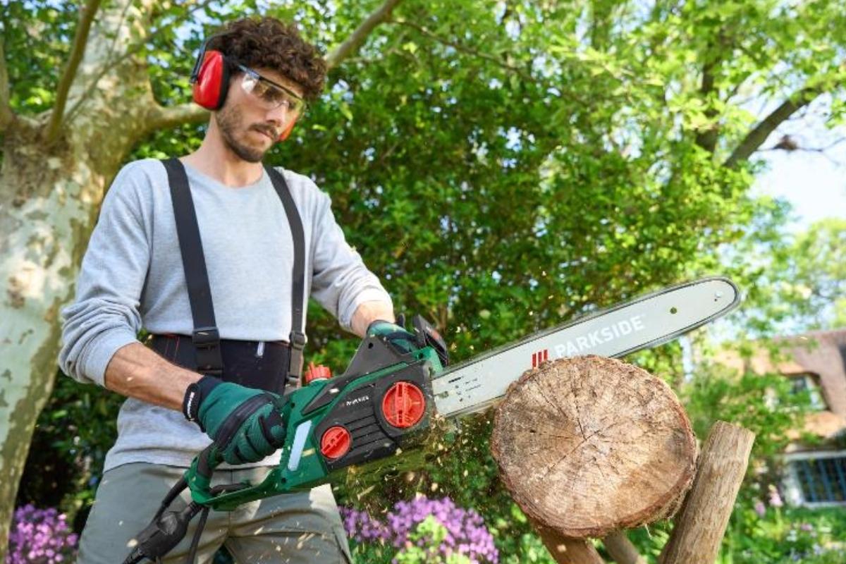Lidl lance de grandes promos au rayon jardinage, dont cette tronçonneuse électrique Parkside