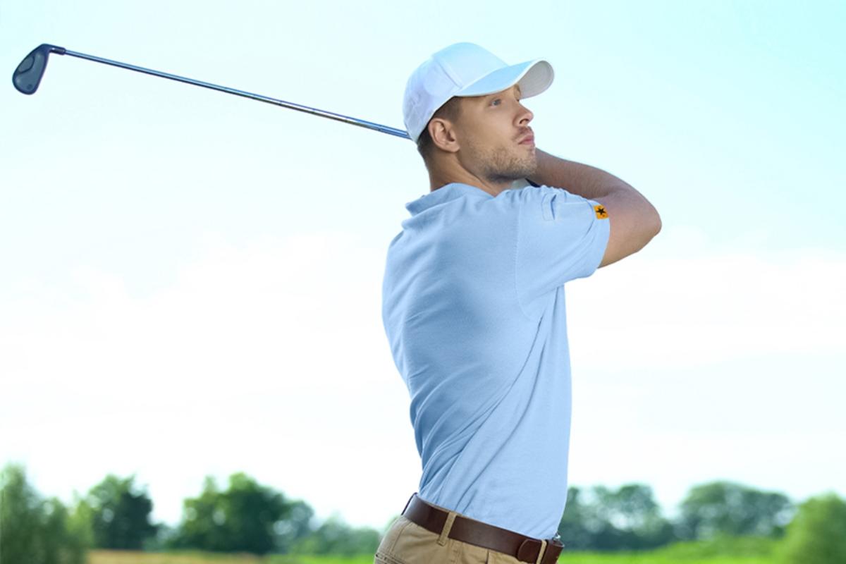 Idéal pour le golf et le tennis, ce polo populaire profite de -35% de remise