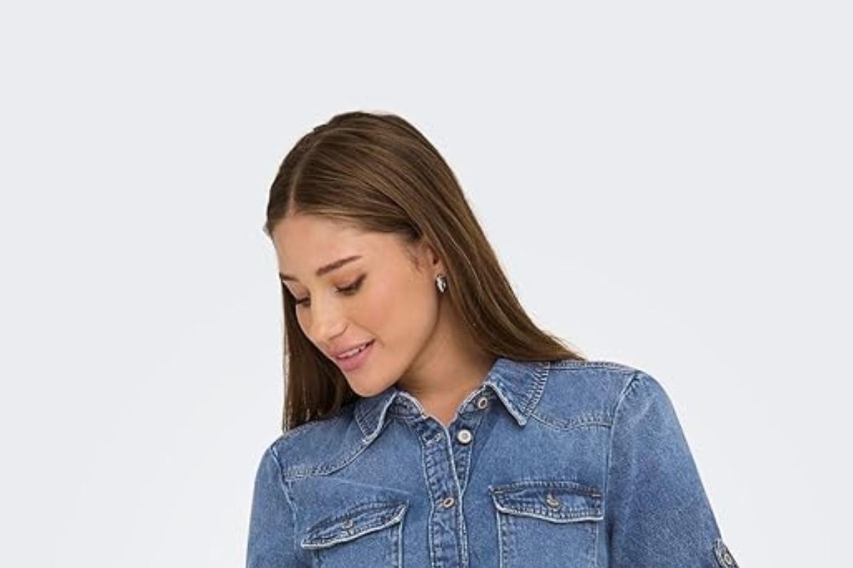 Parfaite pour le printemps et l’été, l’indémodable robe en jean fait son grand retour