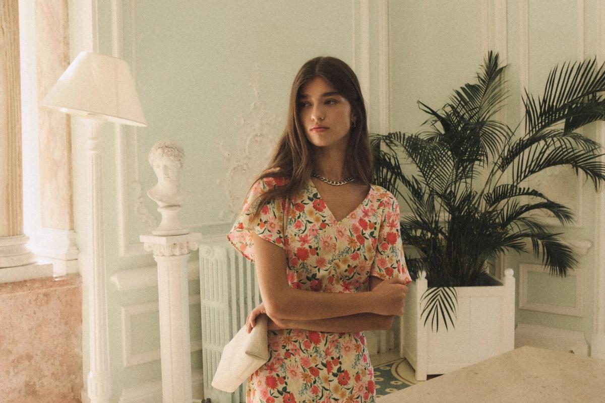 Cette robe longue à fleurs Caroll à -30 % sublime toutes les morphologies et sera partout cet été