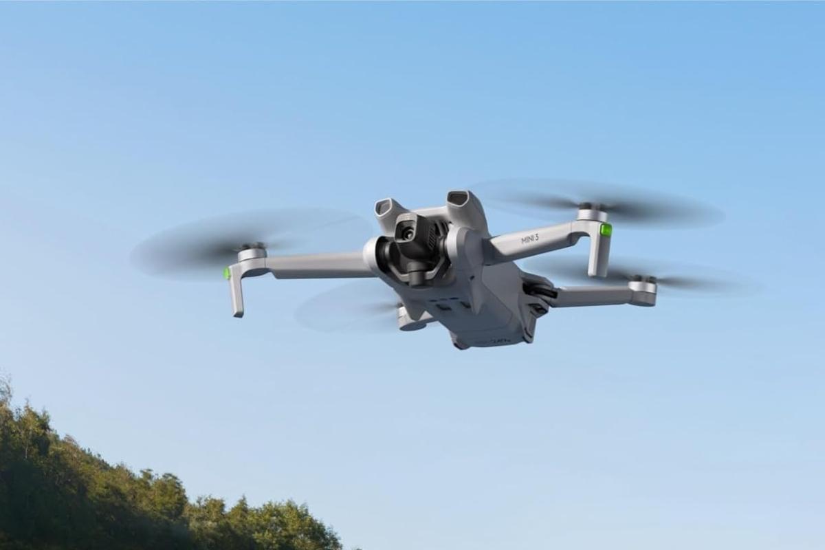 Le drone DJI Mini 3 a tout ce qu’il faut pour les amateurs, surtout avec son pack complet en promotion