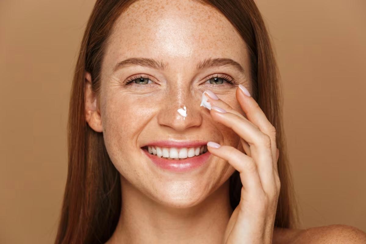 Recommandée par les experts, cette crème anti-âge à la vitamine C signée Aroma-Zone fait un carton