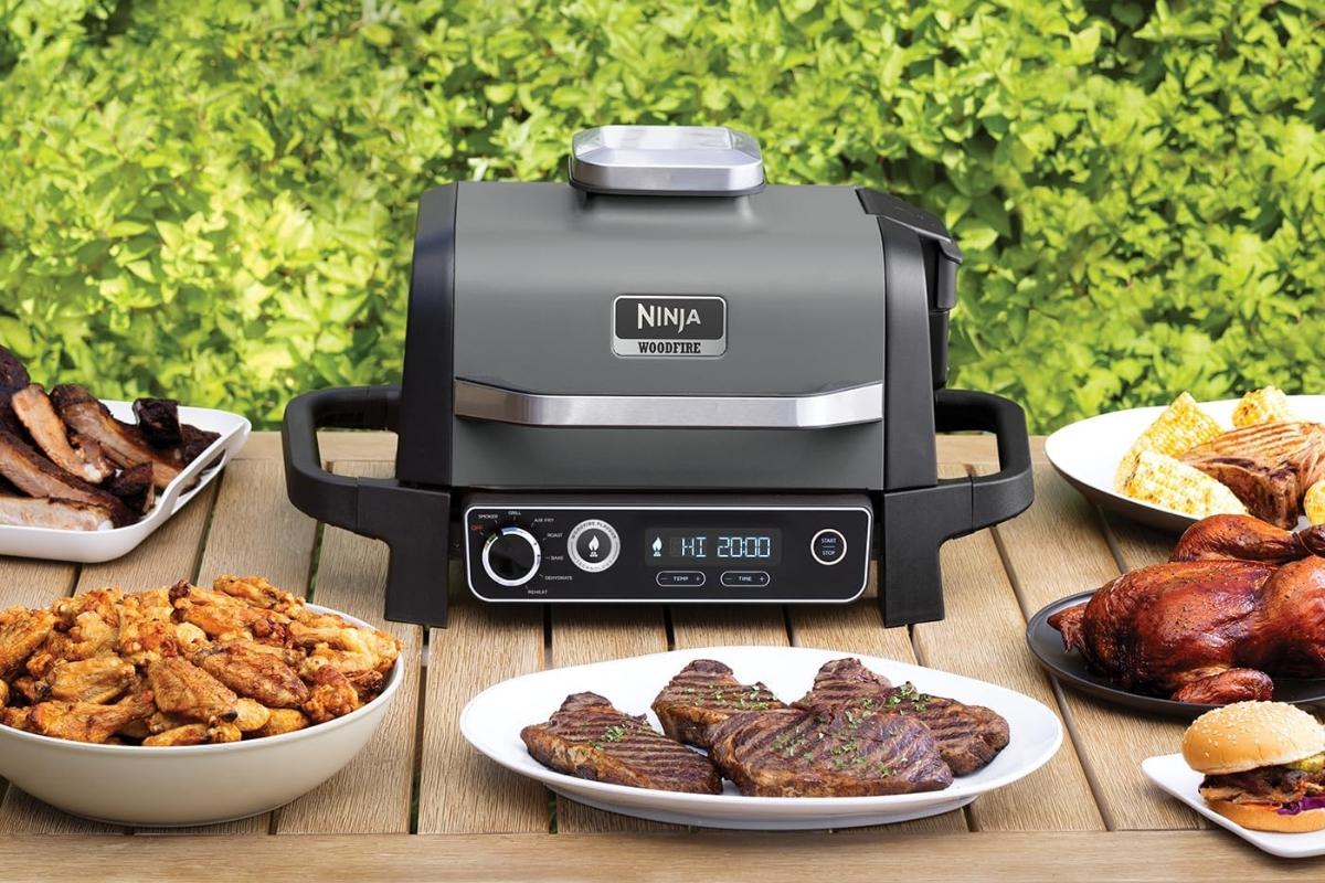 L’été arrive : le barbecue électrique avec fumoir Ninja Woodfire Pro XL passe à prix promo sur Amazon