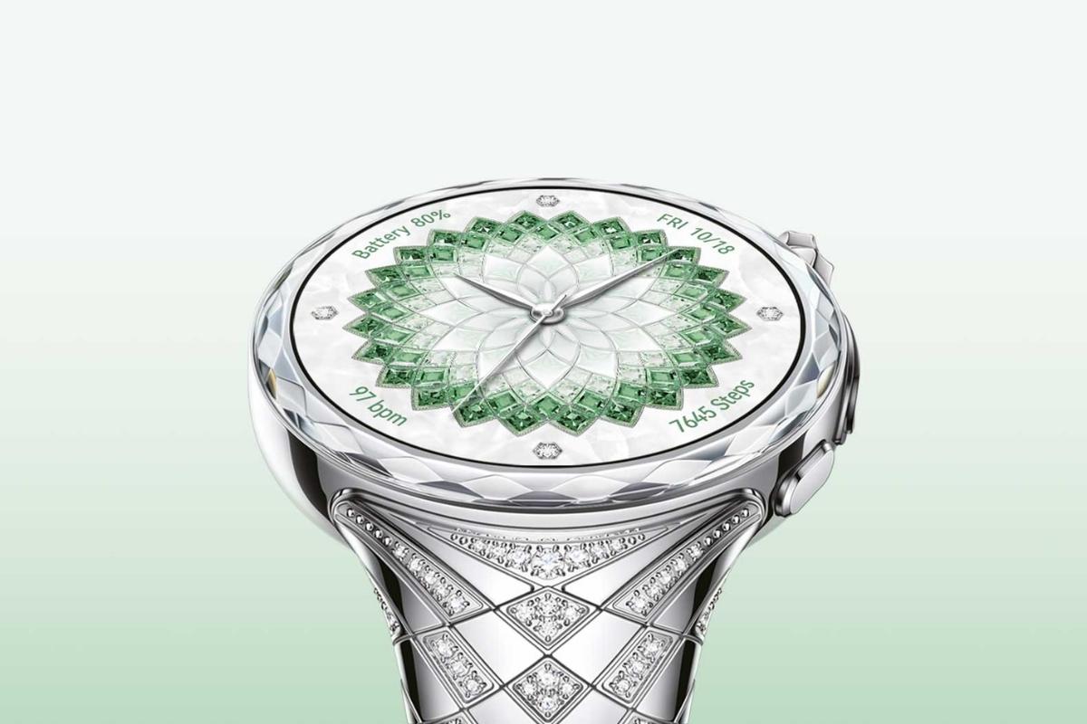 Véritable pièce de joaillerie, cette montre connectée Huawei est sertie de 99 diamants
