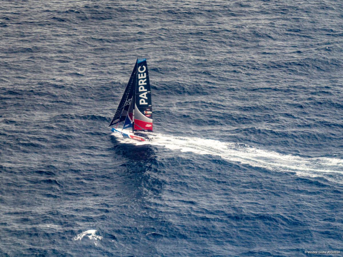 Vendée Globe : Yoann Richomme creuse l'écart en tête, Sébastien Simon en vue du Cap Horn