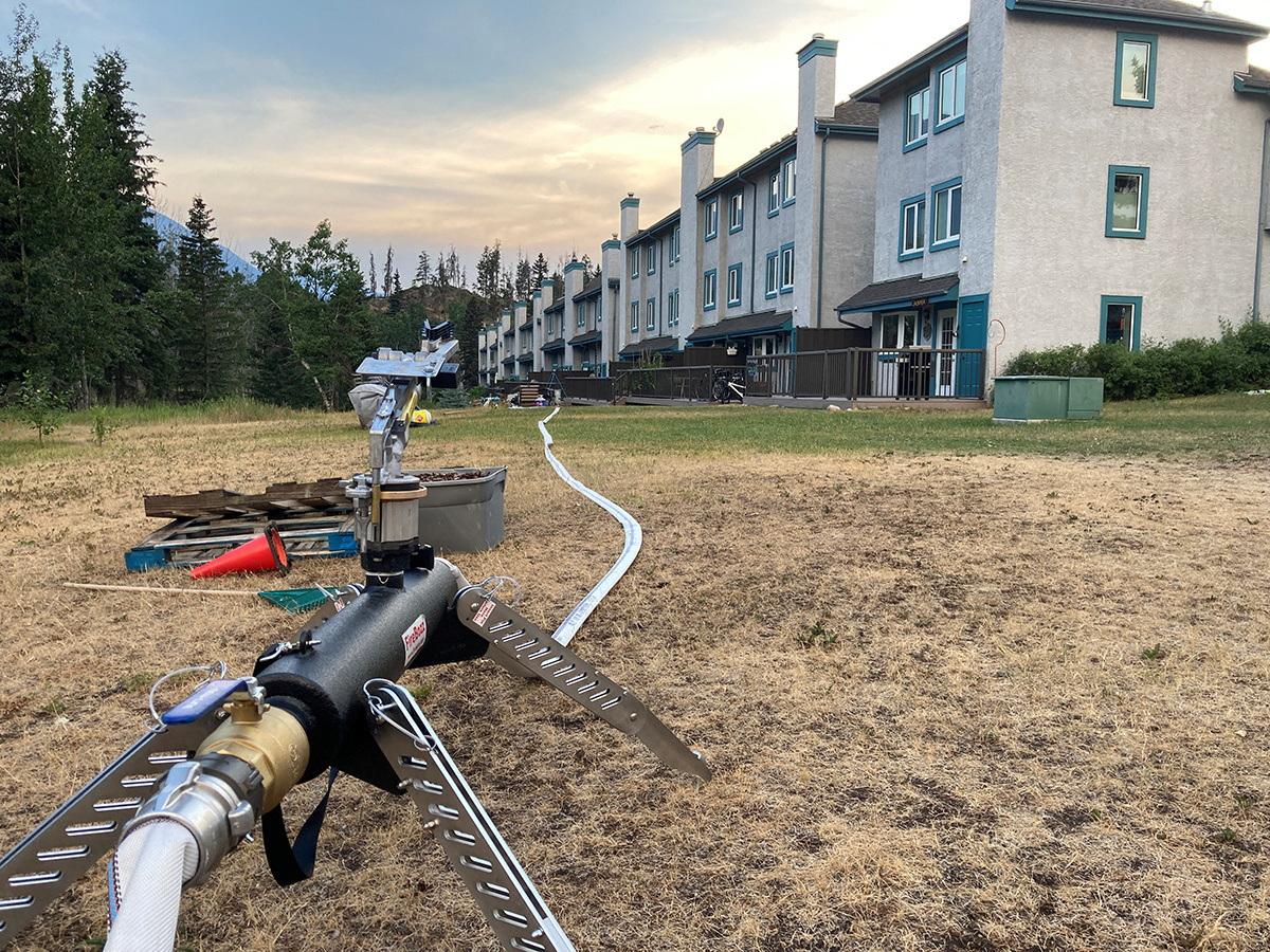 Canada : les feux de forêt atteignent Jasper, les pompiers luttent pour protéger un oléoduc