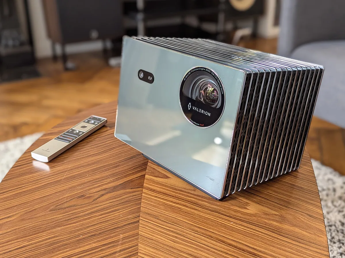 Ce vidéoprojecteur triple laser 4K à 2 499 euros fait l’unanimité de la presse spécialisée en 2025