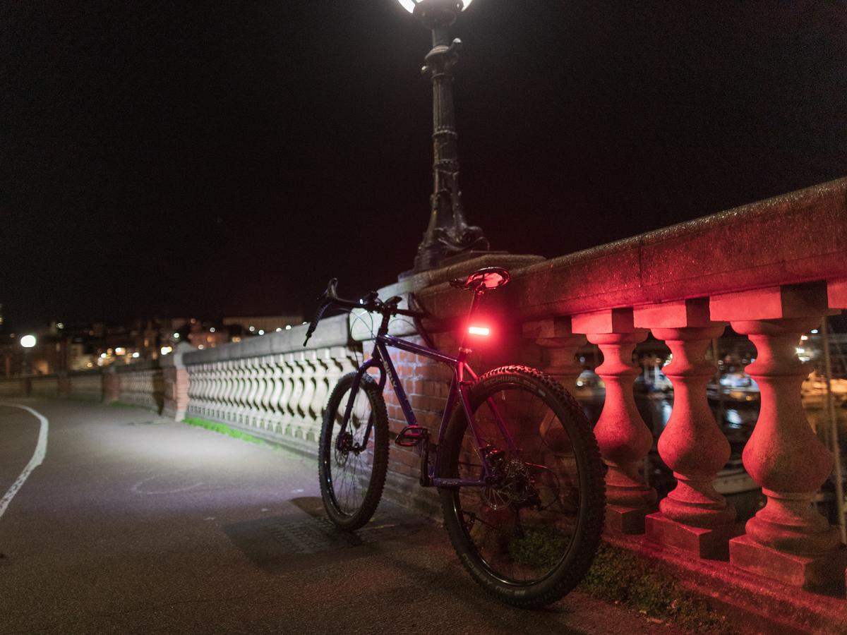 Feu Rouge Arrière Vélo Ancien - Forme Introuvable - Pièce Collection Française