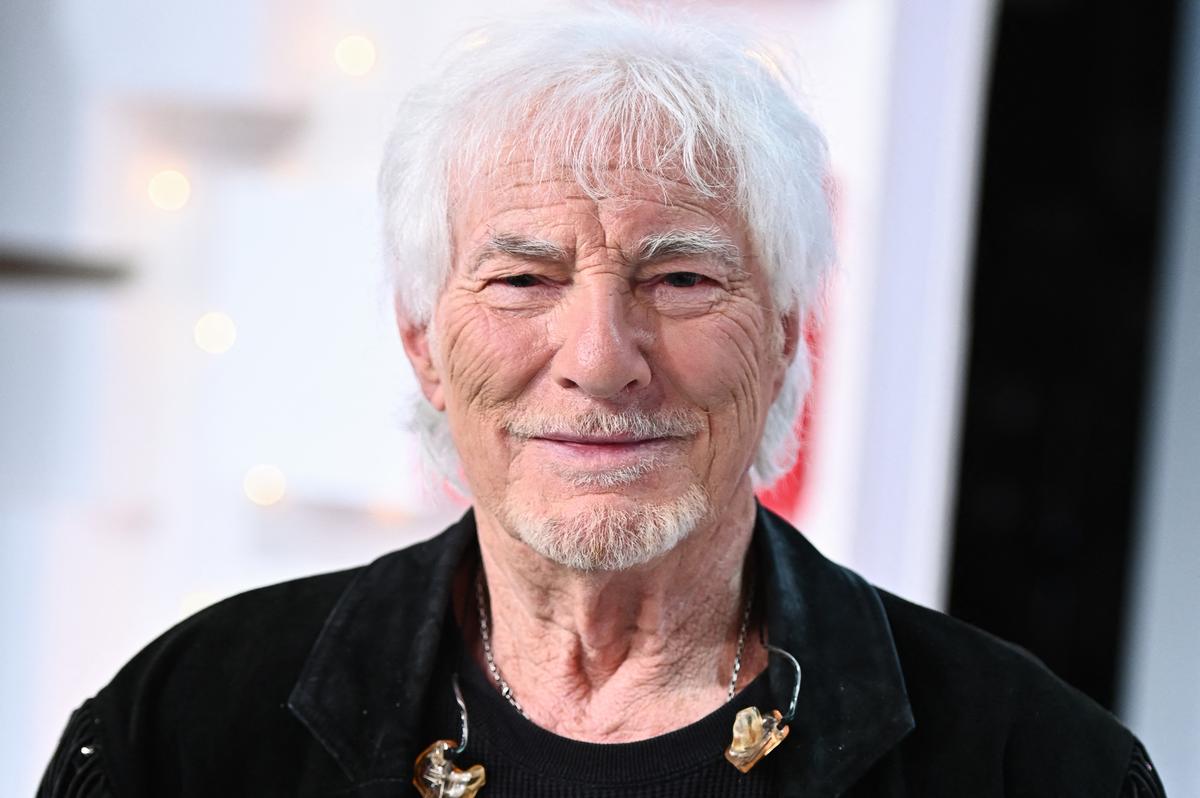 GALA VIDEO - Hugues Aufray pas intéressé par la retraite malgré ses 95 ans : “Je continue parce que…”