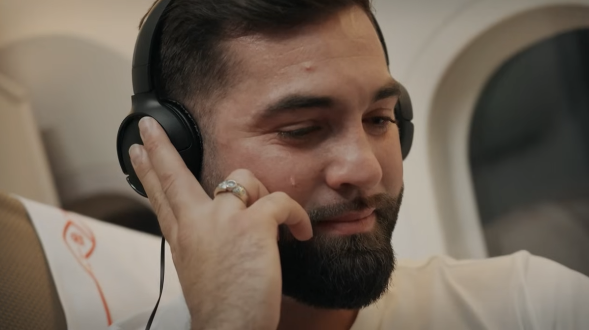 Kendji Girac (Rendez-vous en terre inconnue) ému aux larmes par un message  de sa compagne : “Je t’aime mon amour”