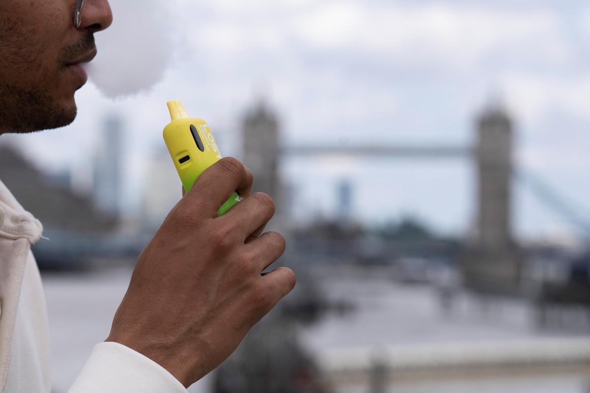 elfbar nachfüll pod läuft aus 19 Janvier 2020, Monchegorsk, Russie. Cigarette Électronique Iqos Or Sur  Fond Sombre, Marlboro Et Philippe Morris IQOS, Qui Est Décrite Comme Une  Cigarette Hybride Entre Analogique Et Électronique Banque D'Images et Photos main image 1