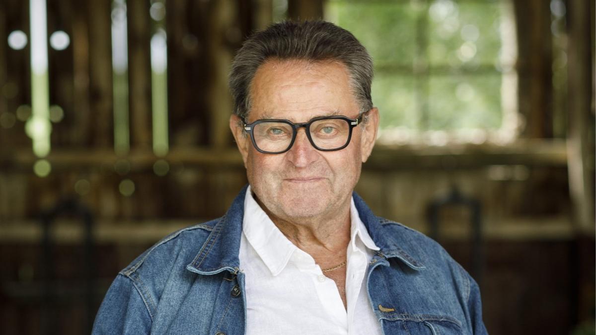 Gilles (L’amour est dans le pré) : cette belle surprise concoctée par Karine Le Marchand et ses amis agriculteurs