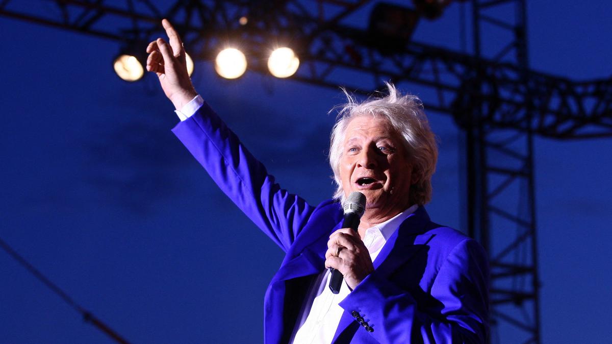 Patrick Sébastien fait polémique après la mise en scène d'une fellation  lors d'un concert