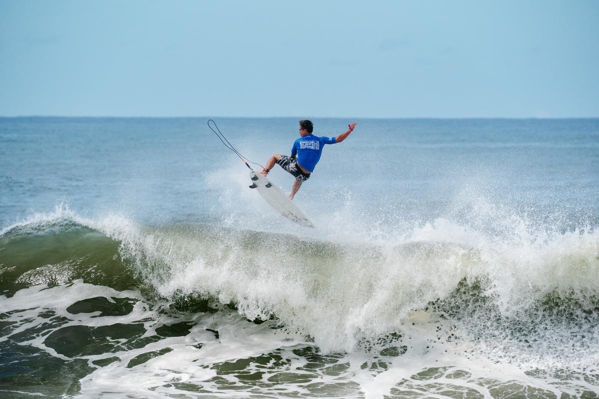 JO Paris 2024: sa médaille autour du cou, Kauli Vaast surfe une vague sur  la Seine