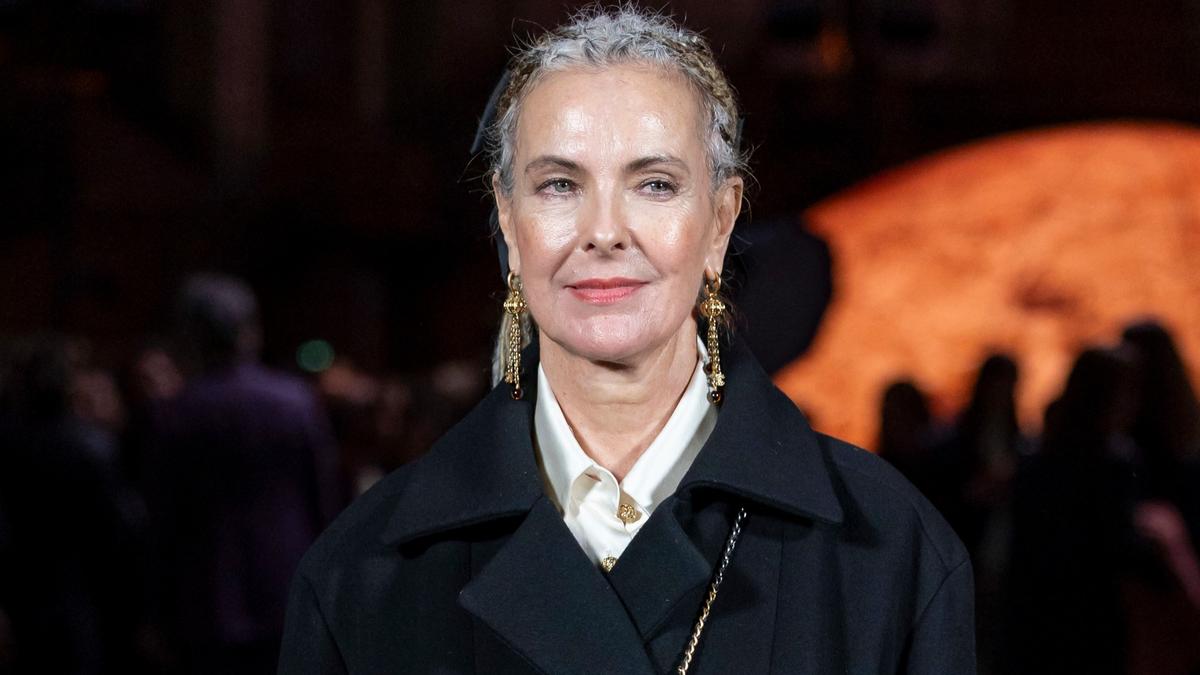 Tresses plaquées argentées, bouche rose vif... Carole Bouquet apparait  transformée au défilé Chanel
