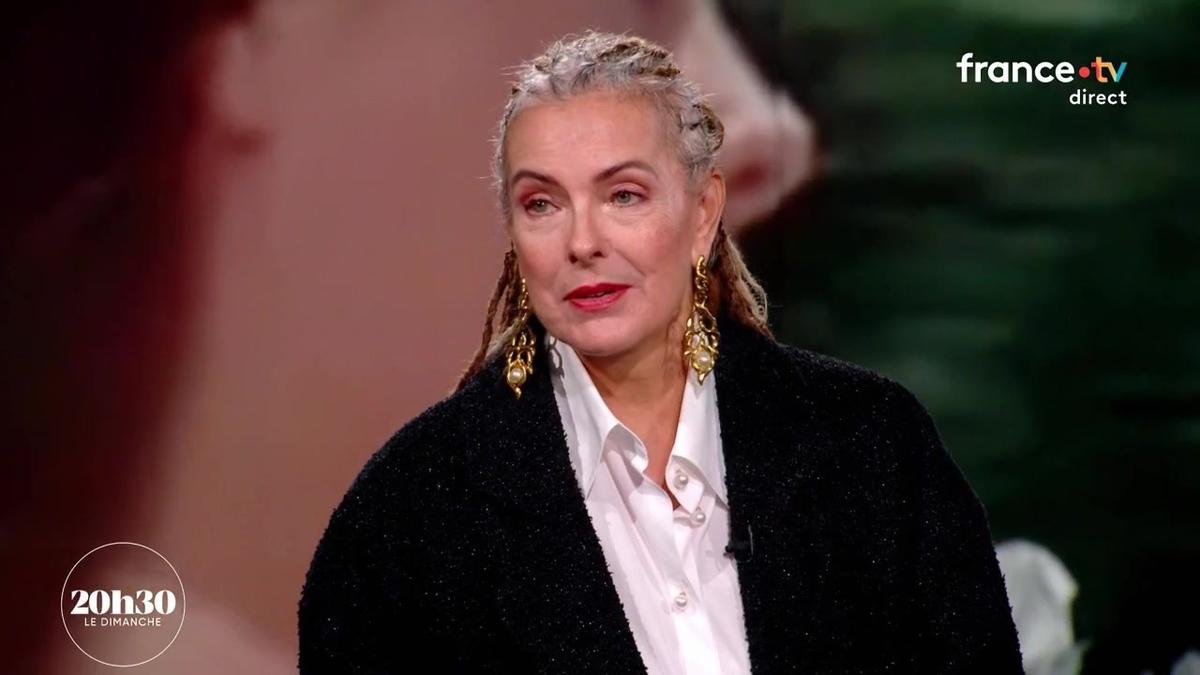 “Une écolo un peu nymphomane” : Carole Bouquet s’explique sur ses tresses  grises plaquées qui ont tant fait parler