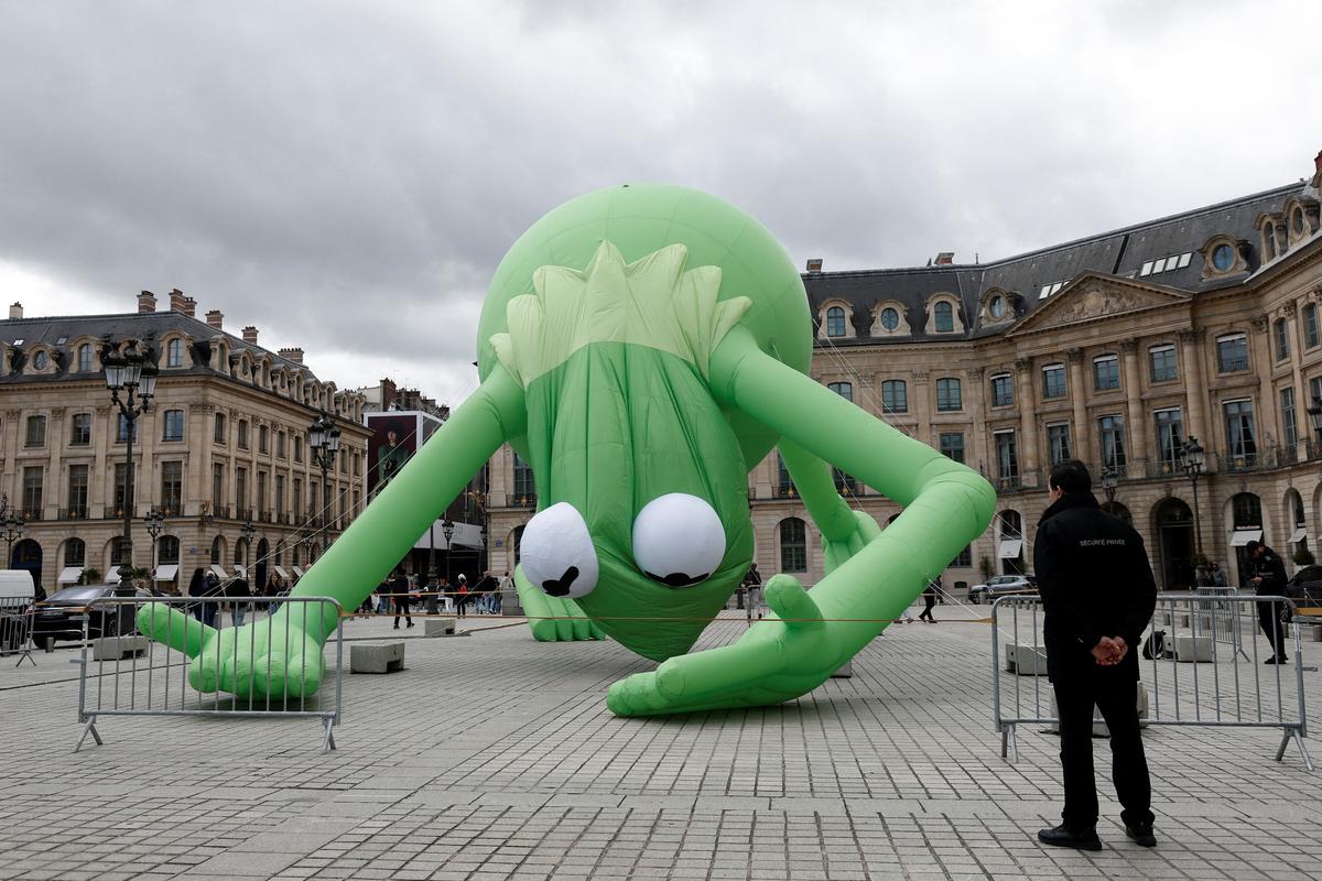 Pourquoi une version gante gonflable de Kermit la grenouille a t  installe sur la place Vendme