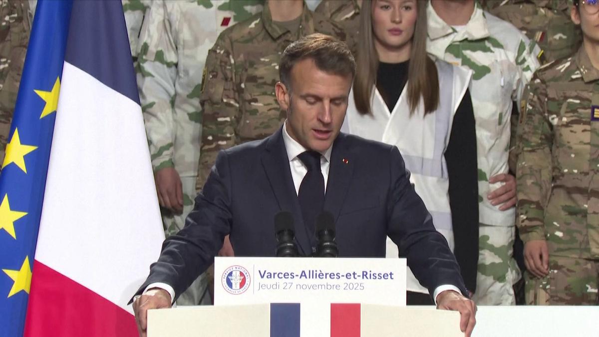 «Ni sérieux, ni utile» : Emmanuel Macron ferme la porte au retour du  service militaire obligatoire