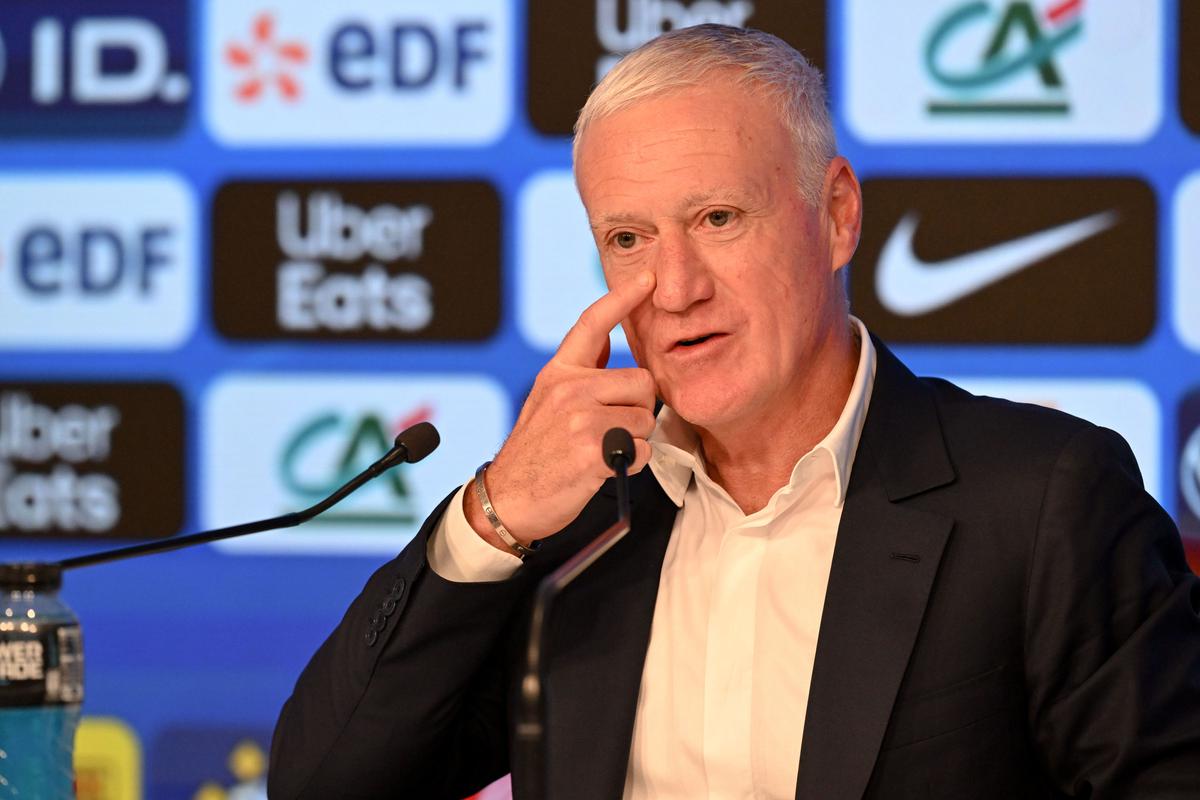 Didier Deschamps applaudi en conférence de presse pour son départ du siège  de la Fédération