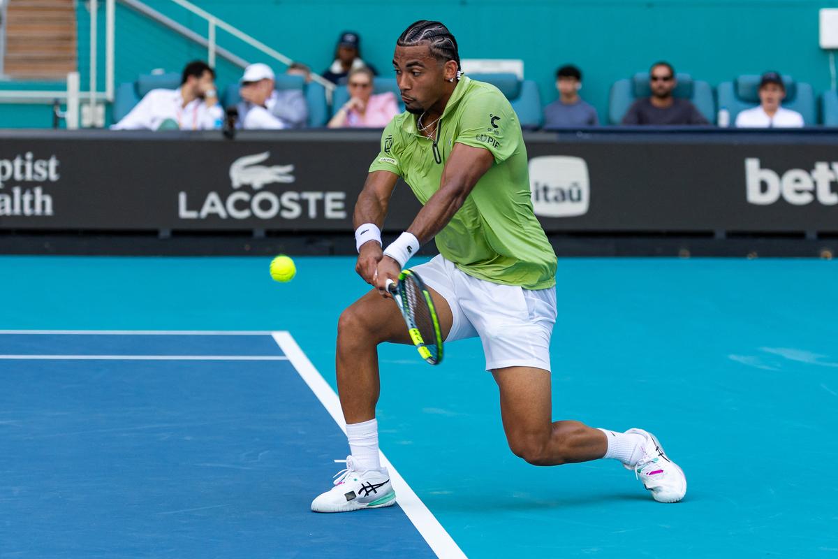 Tennis : Arthur Fils gagne dans la douleur à Barcelone