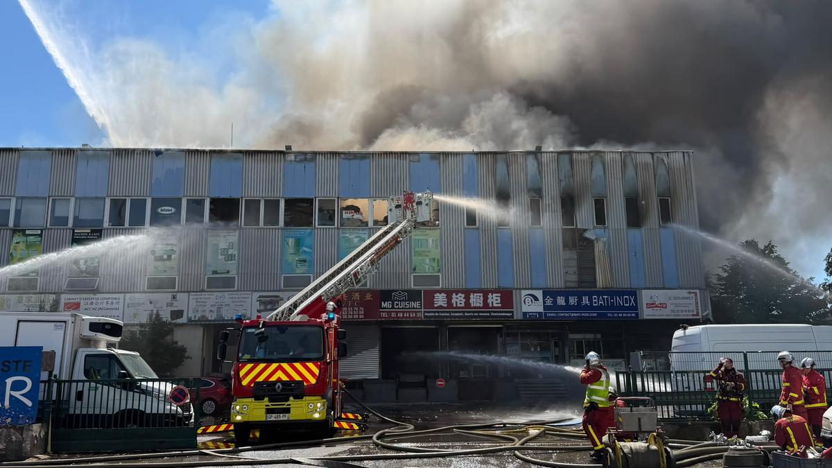 Intervention des pompiers lors du violent incendie à Bobigny