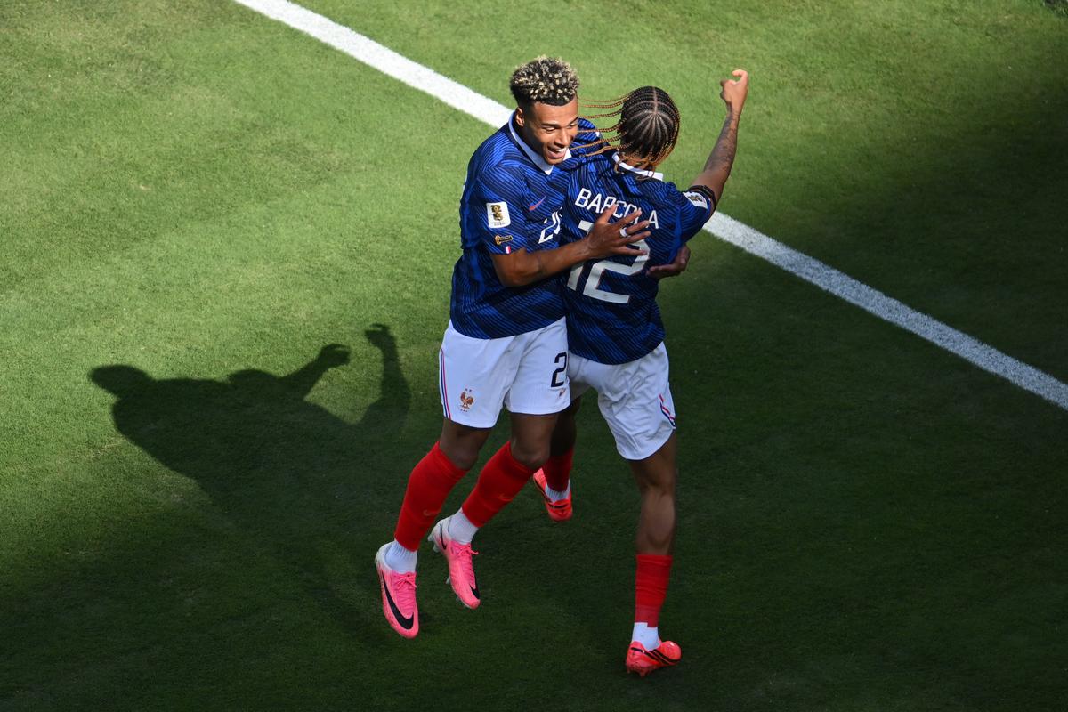 Bradley Barcola et Désiré Doué avec les Bleus