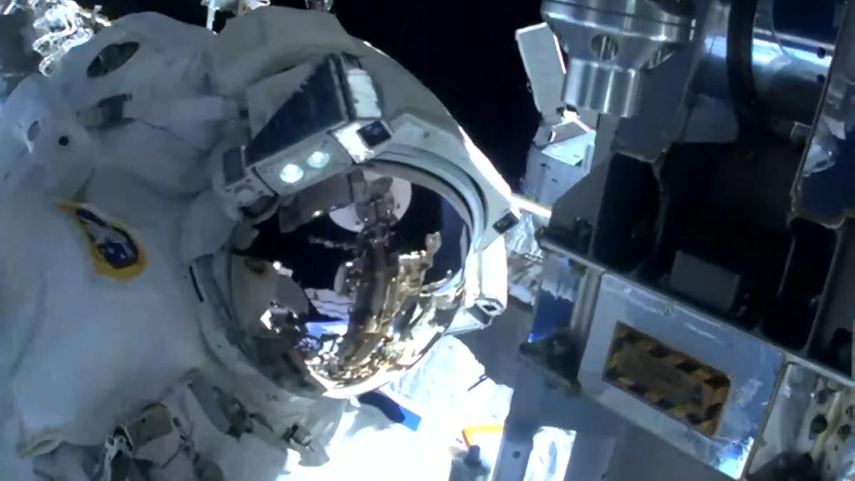 Suspendue à 400 kilomètres de la Terre dans un scaphandre de 140 kilos : les coulisses de la première sortie de Sophie Adenot dans l’espace