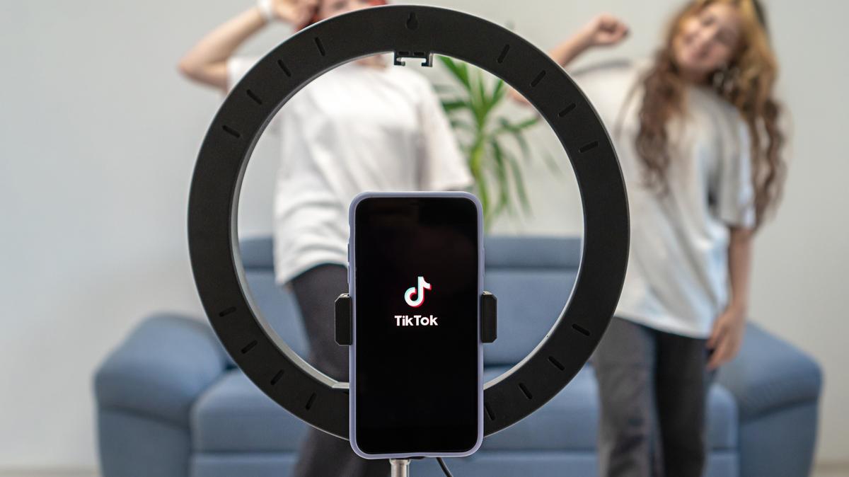 Addiction, violence, captage de données… Comment en 10 ans TikTok est devenu un phénomène planétaire et une menace mondiale