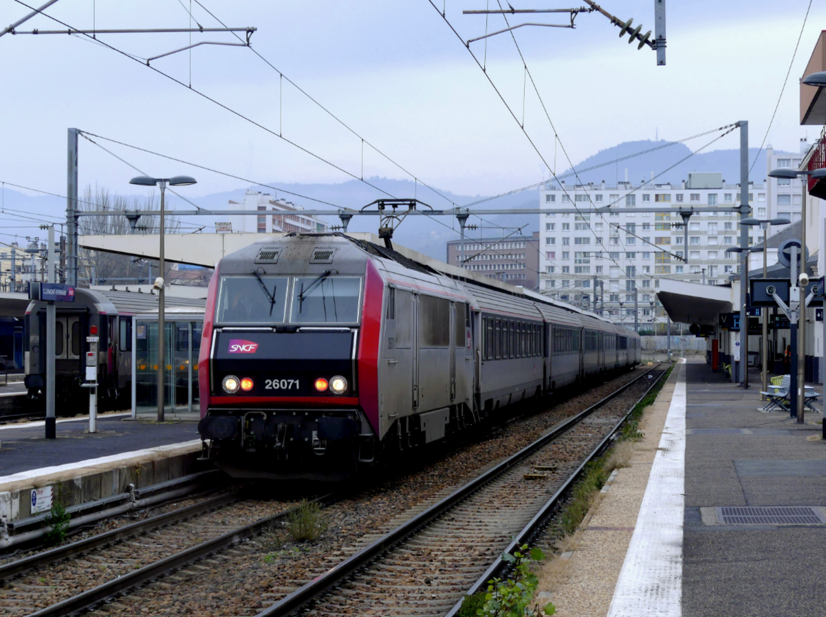 «Vous êtes la honte du pays» : après une panne de train, nouveau retard de 12 heures sur la ligne maudite Paris-Clermont