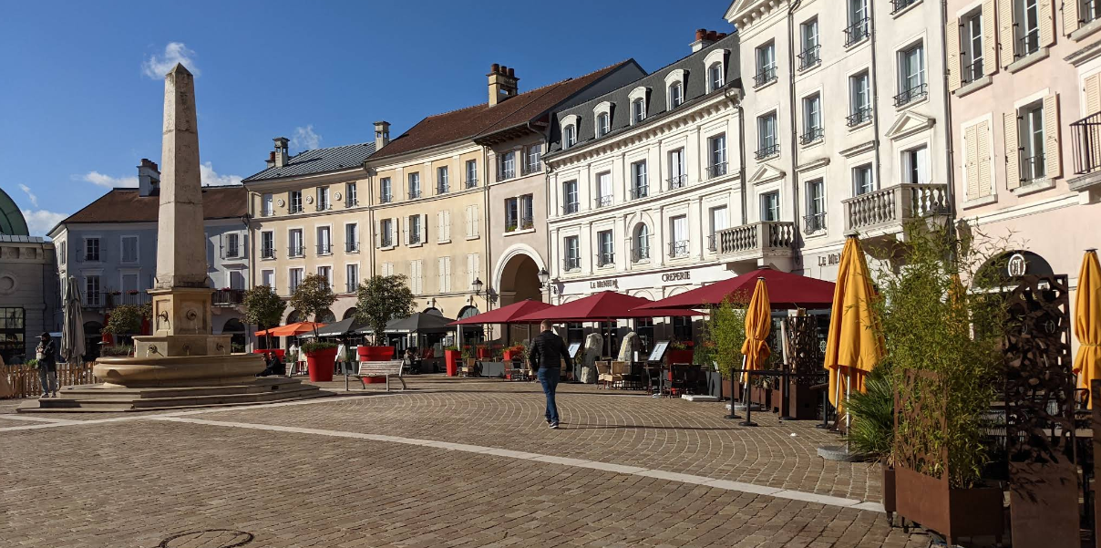 La place de Toscane accueille plusieurs restaurants, une banque et des logements et est inspirée de la place de l’Amfiteatro à Lucca, en Toscane.