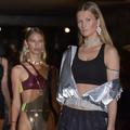 Piercings au nombril, de lèvres ou bracelet de bras... Pluie de carats et inspiration 2000 au défilé Messika à Paris