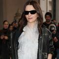 Blouson en cuir et talons aiguilles : à l’aube de ses 60 ans, Juliette Binoche plus rock que jamais au défilé Prada