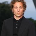 Jeremy Allen White arrive à la Fondation Louis Vuitton. (Parisle 25 juillet 2024.)