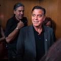 George Clooney s’apprête à se présenter sur le tapis rouge de la soirée des nommés aux Tony awards. (Los Angeles, le 8 mai 2025.)