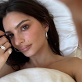 Longtemps symbole de noblesse, la bague qui se porte au petit doigt revient (différemment)