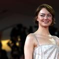 L’actrice Emma Stone pose sur le tapis rouge pour la projection du film Bugonia de Yórgos Lánthimos, présenté en compétition lors de la 82e Mostra de Venise. (28 août 2025)