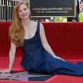 Jessica Chastain assise à côté de son étoile lors d’une cérémonie d’inauguration en son honneur sur le Hollywood Walk of Fame. (Los Angelesle 4 septembre 2025.)